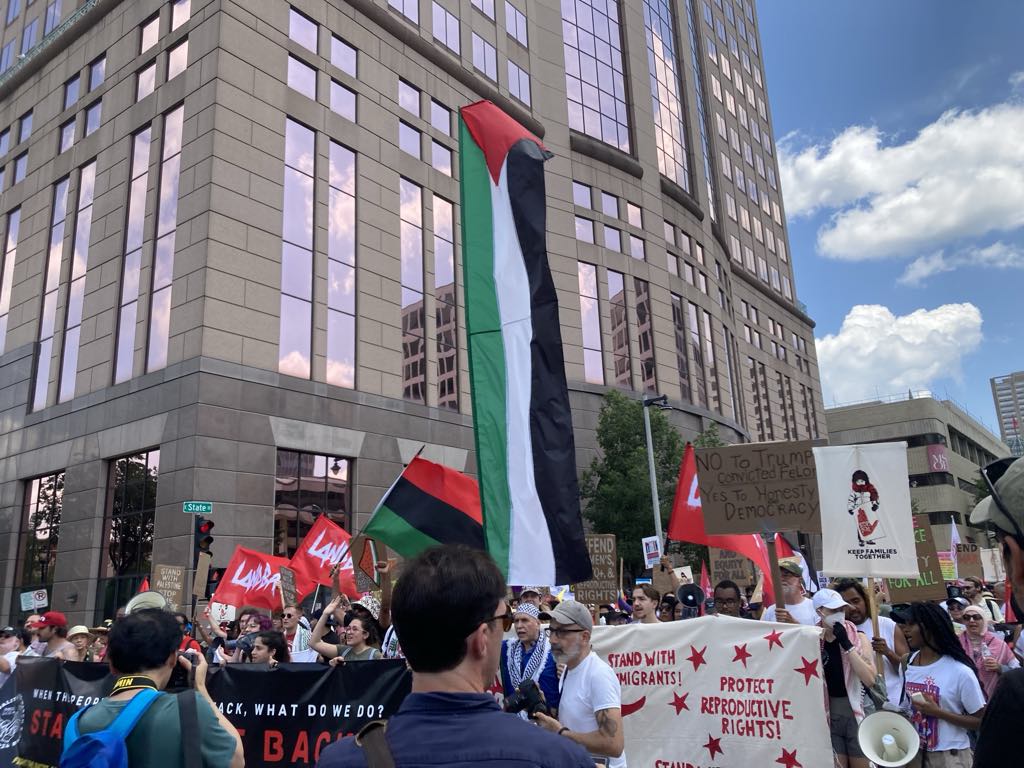 نظم الفلسطينيون مسيرة ائتلافية في مؤتمر الحزب الجمهوري الأمريكي