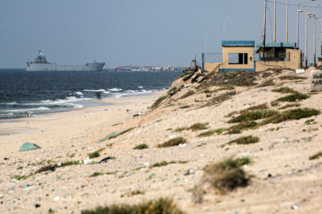 الولايات المتحدة تستأنف تسليم المساعدات إلى غزة من السفينة المؤقتة: CENTCOM