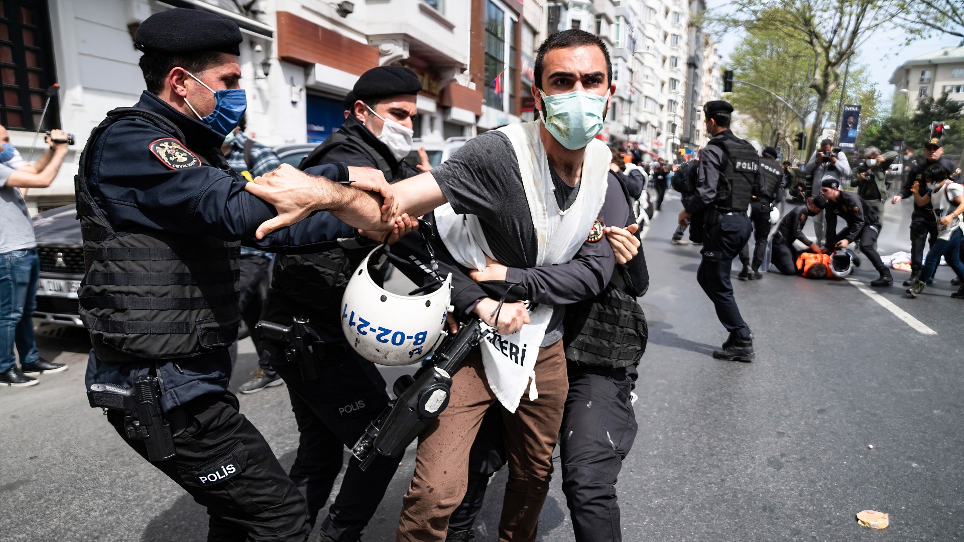 Istanbul Police Detain Over 200 Defying Protest Ban