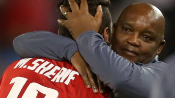 Ahly's coach Pitso Mosimane (R) celebrates with Ahly's forward Mohamed Sherif (L) [Getty Images]