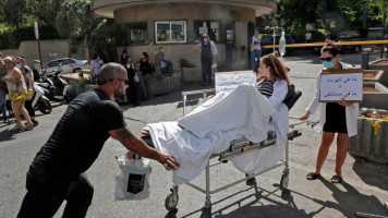 Healthworkers in north Lebanon protested, holding up signs saying "No electricity = No hospital" [Getty]