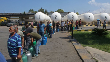 Lebanese wait to fill their gas cylinders in the southern city of Sidon amidst a deepening economic crisis, on 10 August, 2021. [Getty]