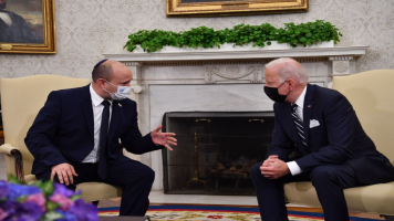 Israeli PM Naftali Bennett (L) meets with US President Joe Biden at the White House