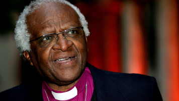 Archbishop Emeritus Desmond Tutu speaks to members of the Africa Foundation at The Explorers Club May 24, 2005 in New York City