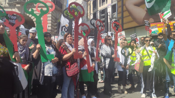 Palestinians hold green, black and red keys that symbolise the homes stolen from them by Israel