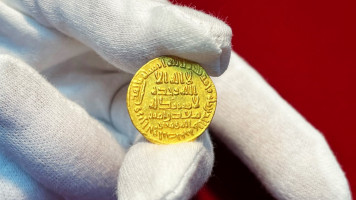 Umayyad era gold coin goes up for auction