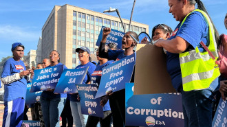 Democratic_Alliance_supporters_on_the_streets_demonstrating_against_corruption.