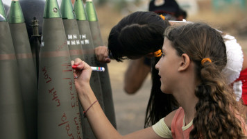 Israeli girls write on missiles -- AFP