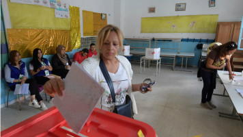 Tunisian woman voting -- AFP