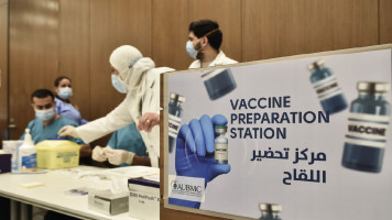  Lebanese health workers wait to vaccine [GETTY]