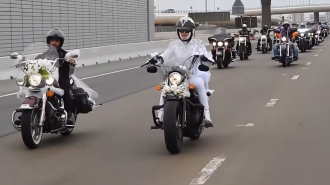 Emirati biker bride [YouTube/Amman al-Youm]