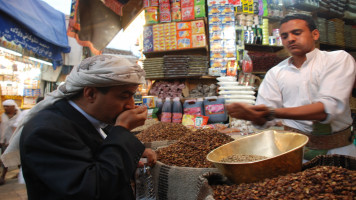 بائع بن في اليمن - العربي الجديد