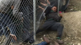  Macedonian police fire tear gas at migrants