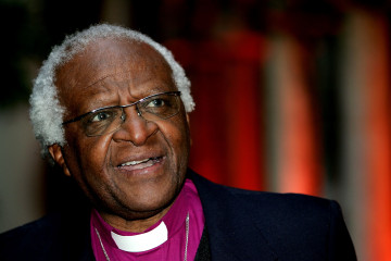 Archbishop Emeritus Desmond Tutu speaks to members of the Africa Foundation at The Explorers Club May 24, 2005 in New York City