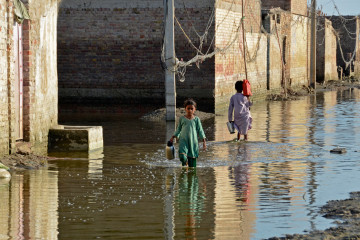 Pakistan children floods 