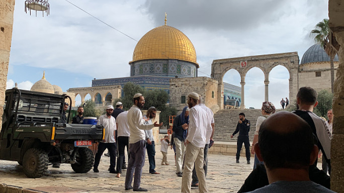 Fanatical Jews storm Al-Aqsa Mosque