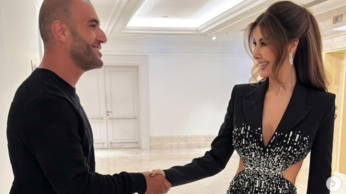 Nancy Ajram shakes hands with Israeli blogger