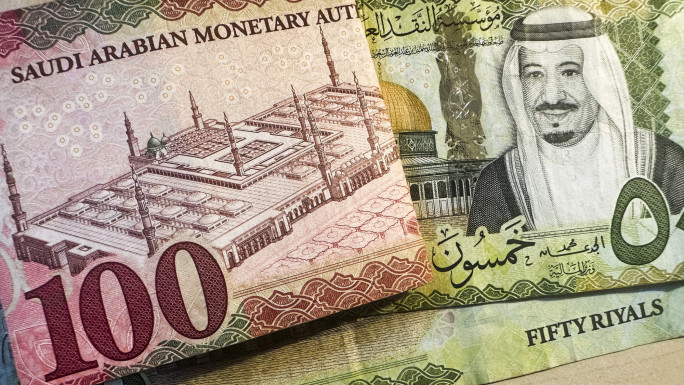 100 and 50 Saudi Riyal notes