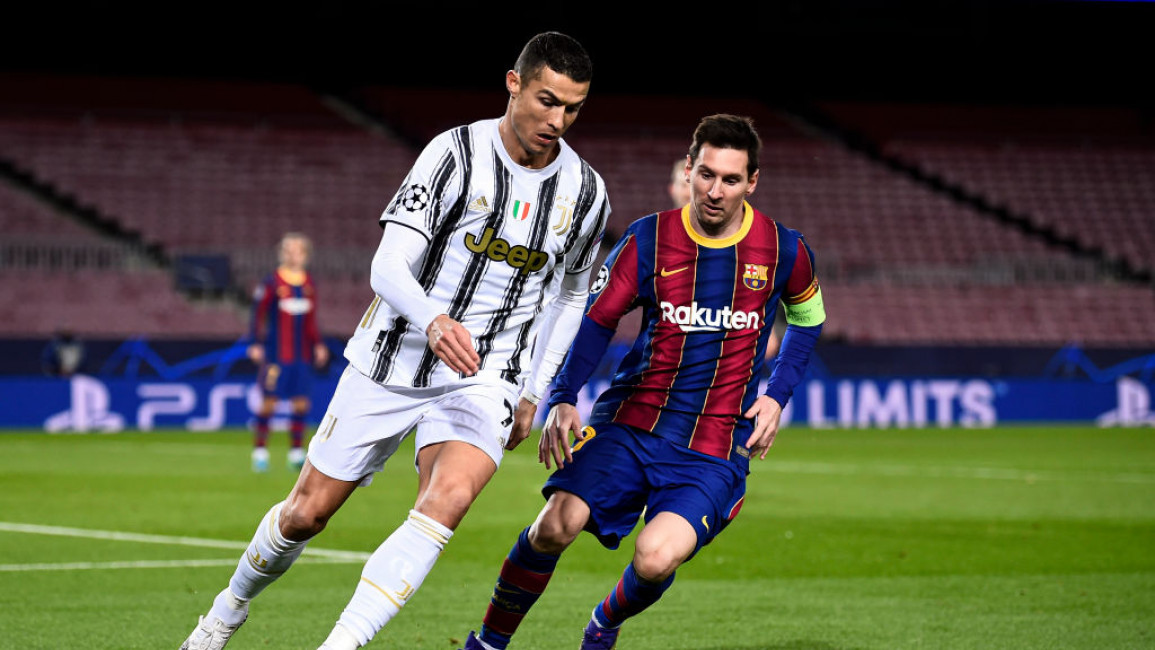 Các cầu thủ bóng đá nổi tiếng Lionel Messi và Cristiano Ronaldo đang thách thức nhau trong một trận đấu đỉnh cao! Xem ảnh để xem ai sẽ thắng cuộc trong trận đấu này!