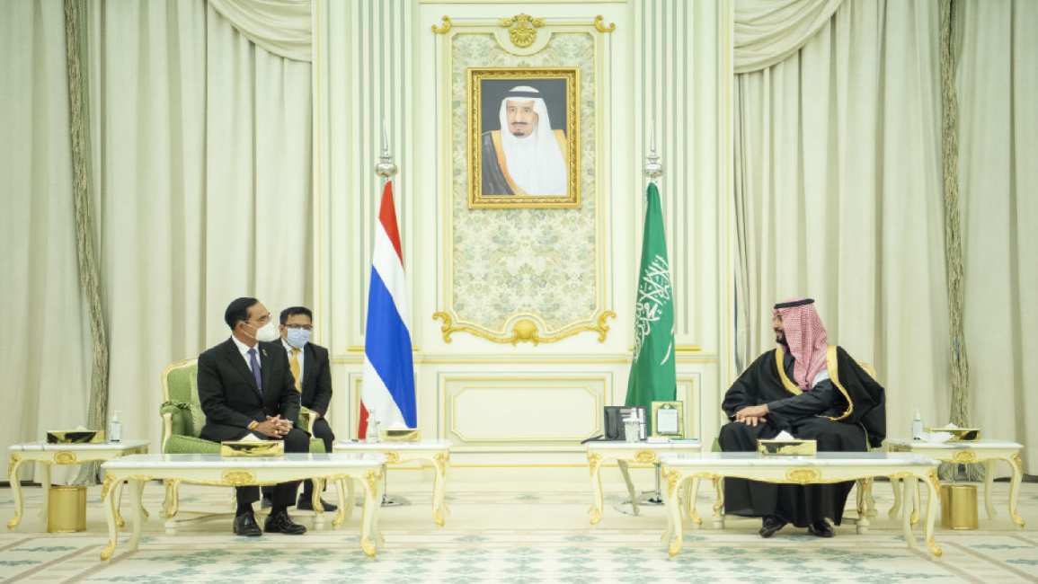 Thai PM (L) meets with Saudi crown prince