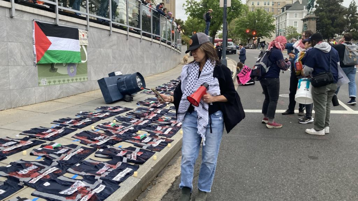 Hundreds demonstrate against the White House Correspondents' Dinner in support of Gazan journalists. [Brooke Anderson/TNA]