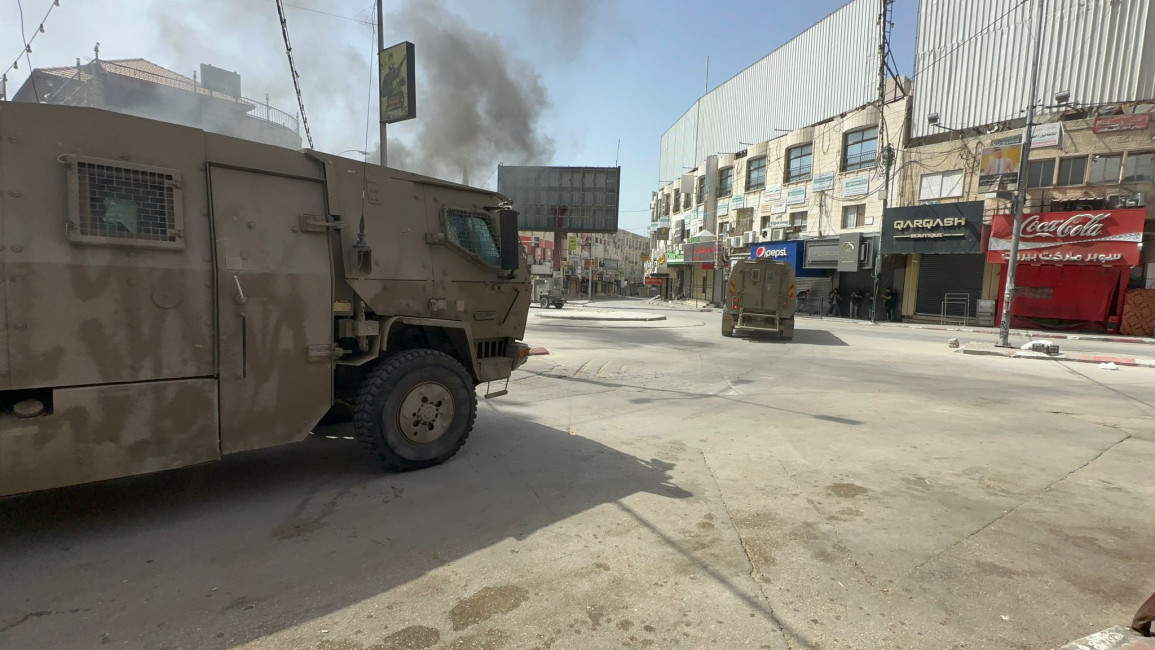 Israeli military tanks raided Jenin early Tuesday, restricting movement, affecting businesses and killing several civilians. [Issam Ahmed/TNA]