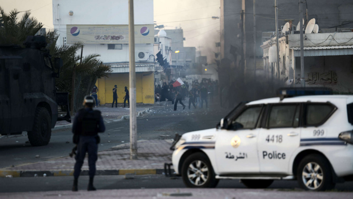 Bahraini protesters throw stones at riot police